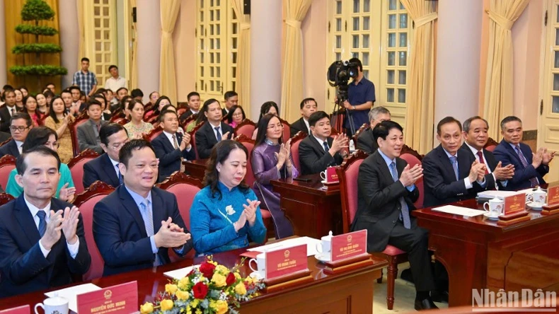 Chủ tịch nước Lương Cường dự lễ trao huy hiệu 40 năm tuổi Đảng cho đồng chí Lê Khánh Hải ảnh 4