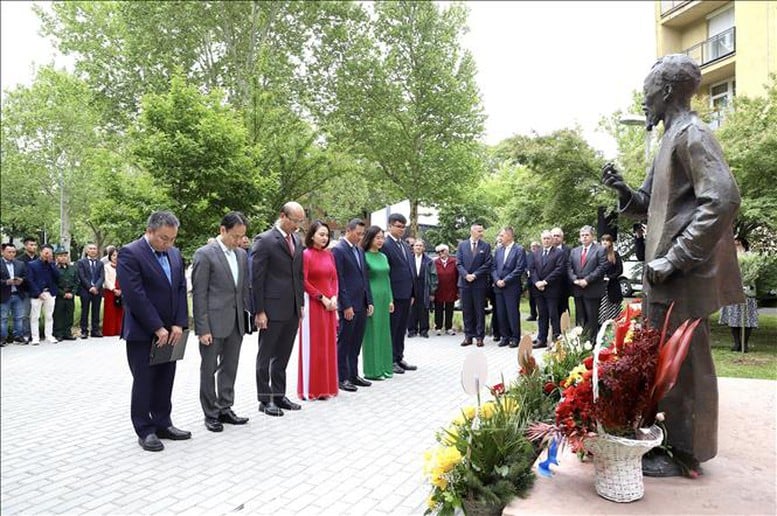 Nhiều hoạt động ý nghĩa kỷ niệm 135 năm Ngày sinh Chủ tịch Hồ Chí Minh tại các nước- Ảnh 7.