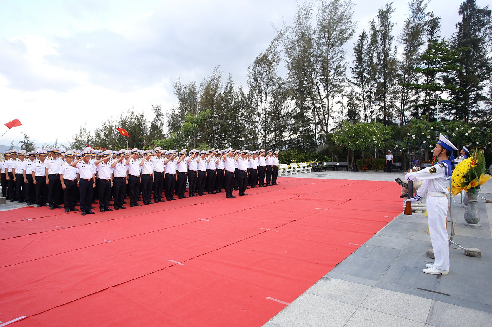 Các đại biểu dành một phút mặc niệm các anh hùng, liệt sĩ.