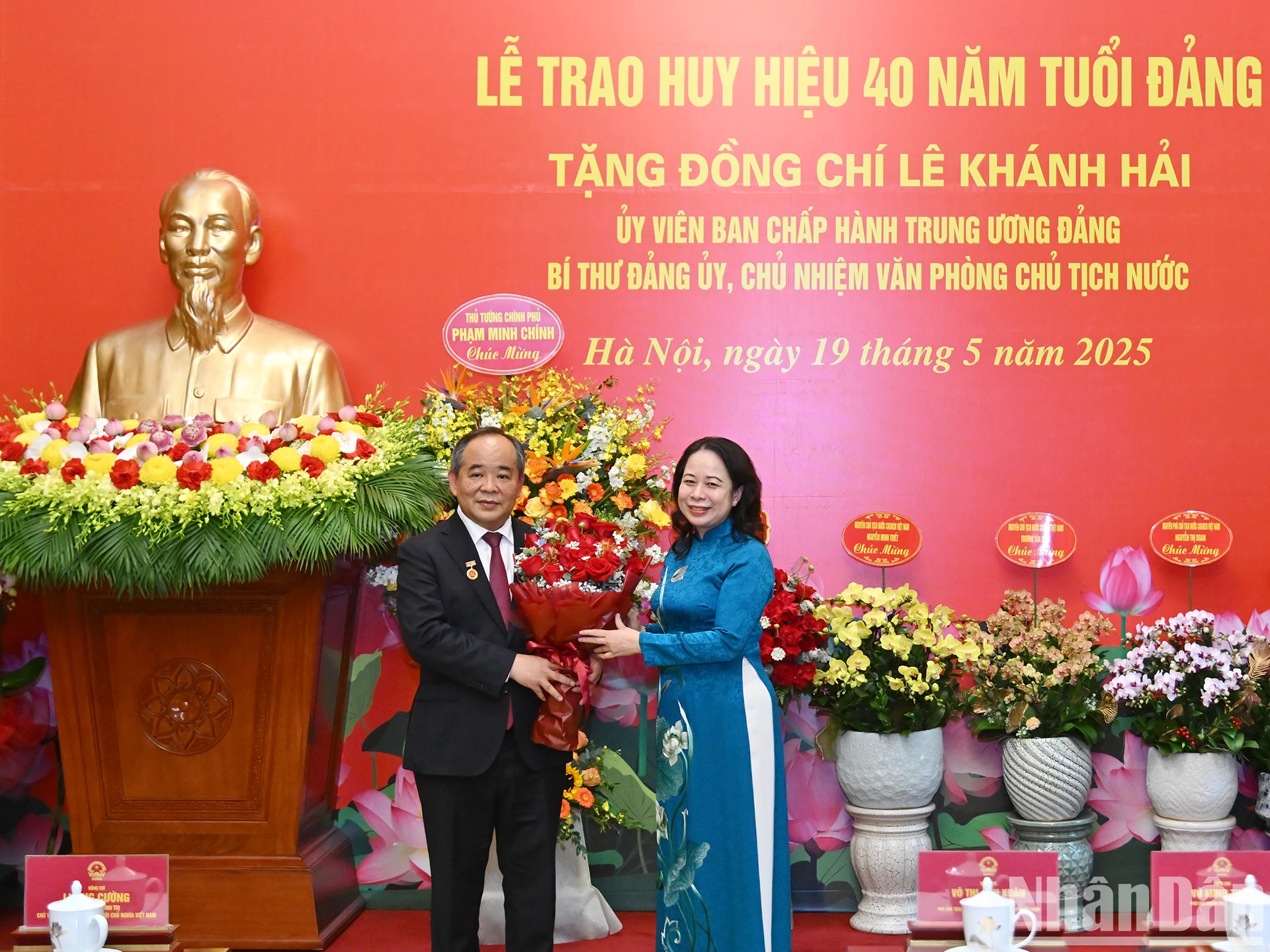 [Ảnh] Chủ tịch nước Lương Cường trao huy hiệu 40 năm tuổi Đảng tặng Chủ nhiệm Văn phòng Chủ tịch nước Lê Khánh Hải ảnh 5