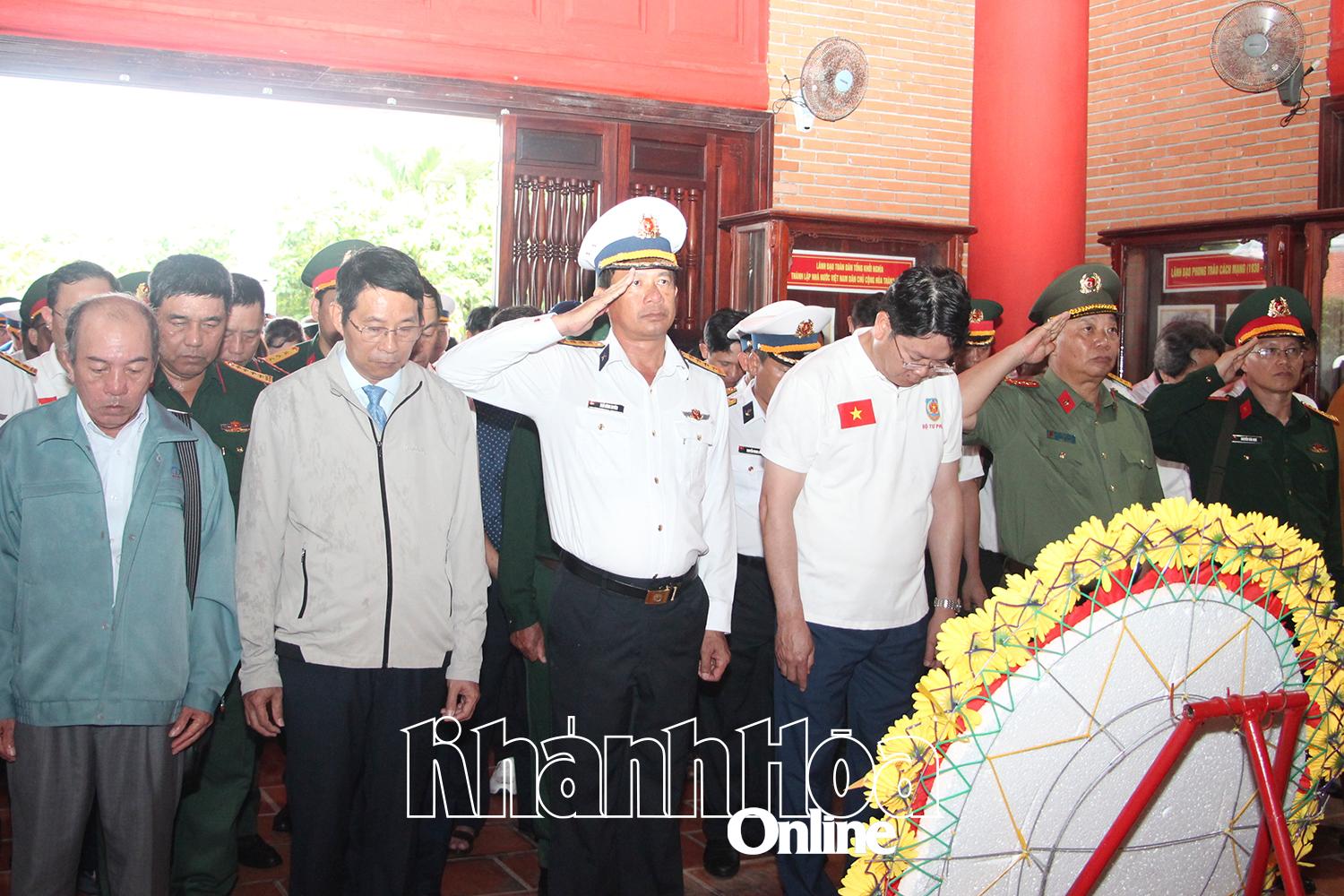 Các đại biểu dâng hương, dâng hoa tại Nhà tưởng niệm Chủ tịch Hồ Chí Minh trên đảo Trường Sa.

