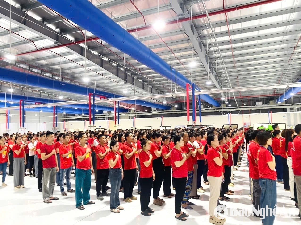 tặng quà cho công nhân chào cờ ngày 19.5 Tháng Công nhân 2025 Ảnh CSCC00003