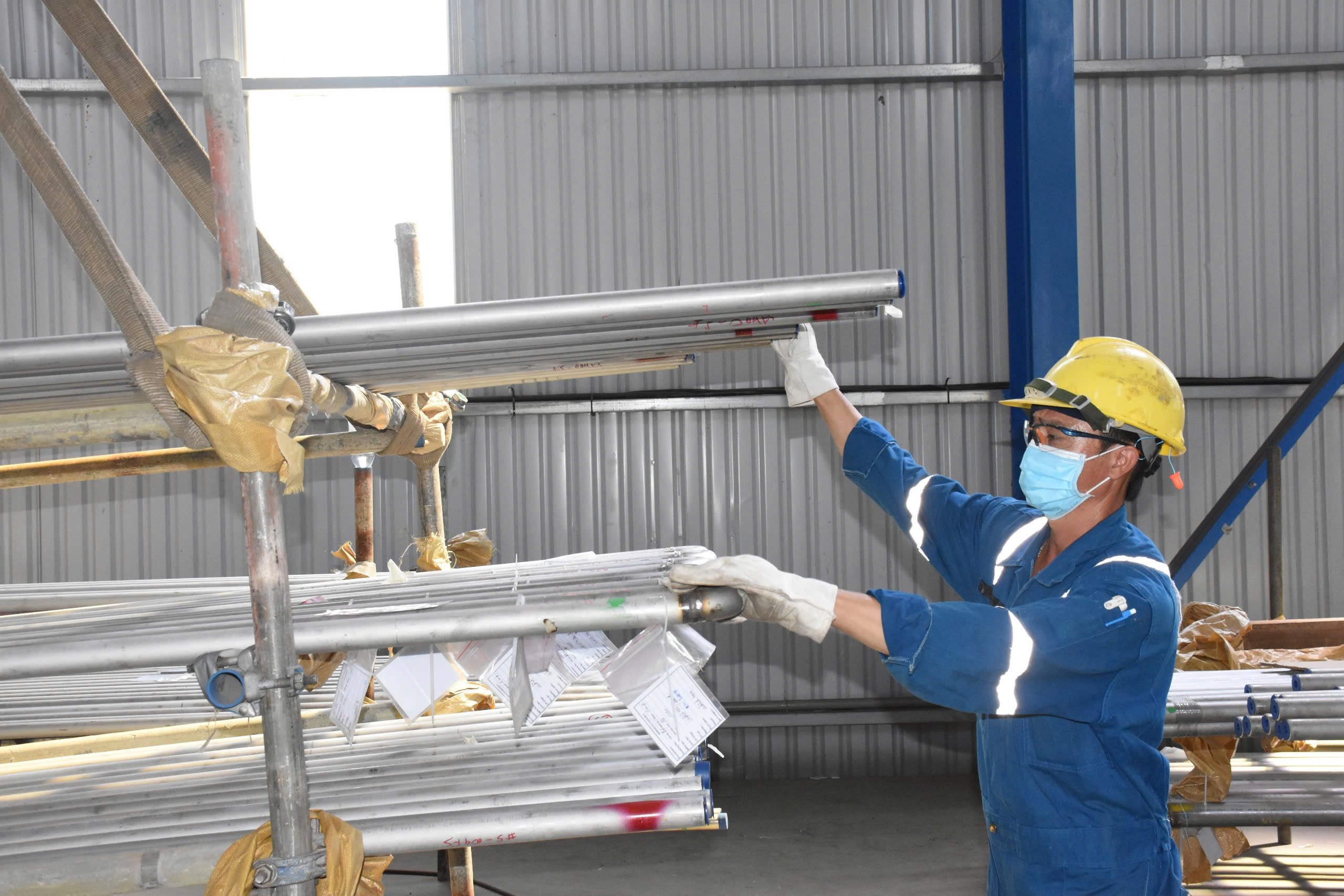 Công nhân sản xuất các mặt hàng cơ khí tại Công ty TNHH Alphal ECC (KCN Đông Xuyên, TP. Vũng Tàu).  Ảnh: QUANG VŨ