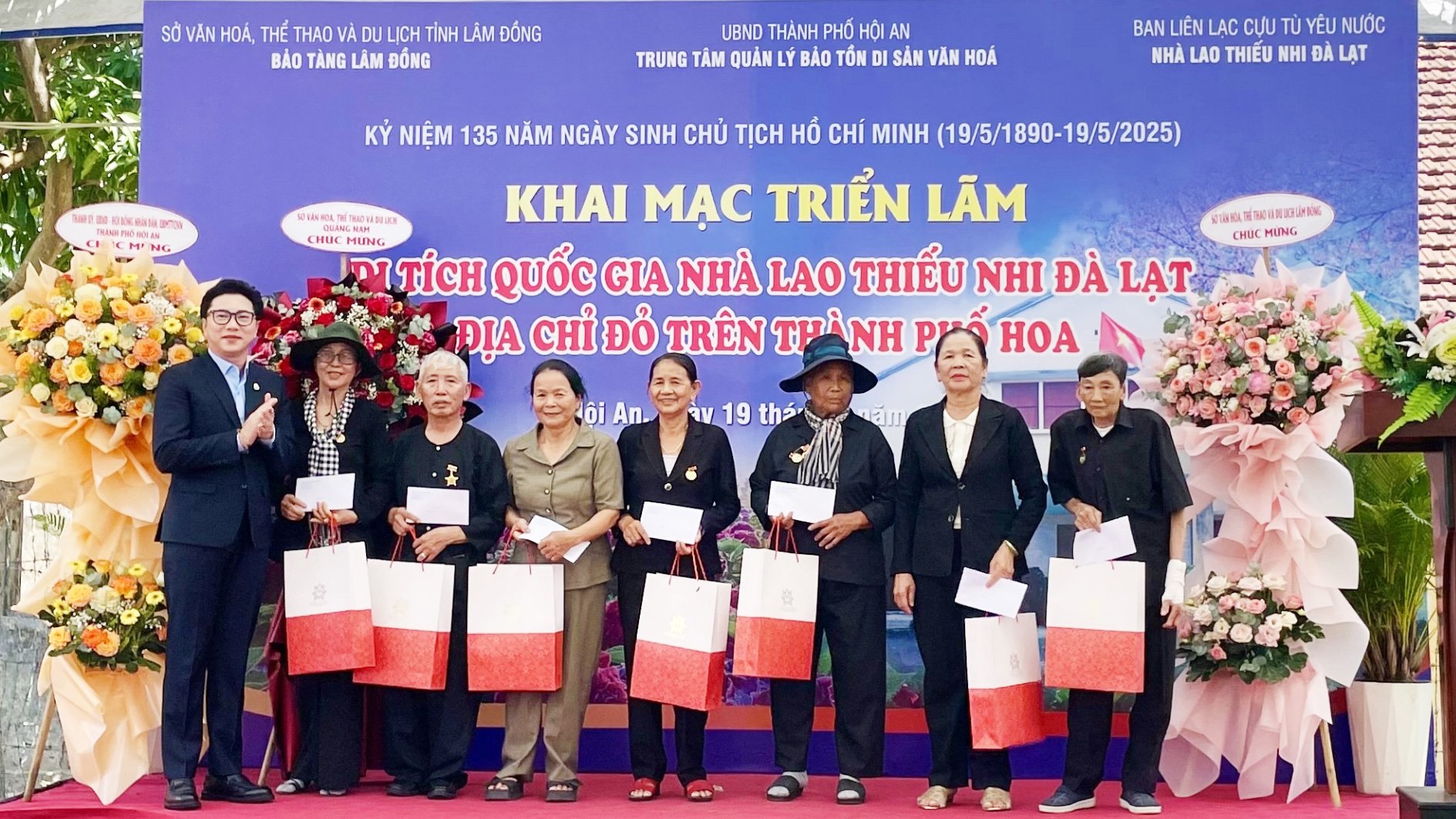 Bảo tàng Lâm Đồng tặng quà cho các cựu tù có hoàn cảnh khó khăn