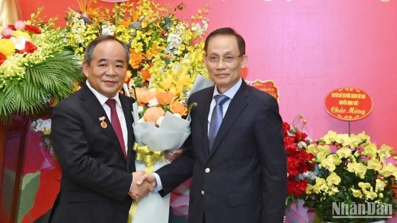 Chủ tịch nước Lương Cường dự lễ trao huy hiệu 40 năm tuổi Đảng cho đồng chí Lê Khánh Hải ảnh 1
