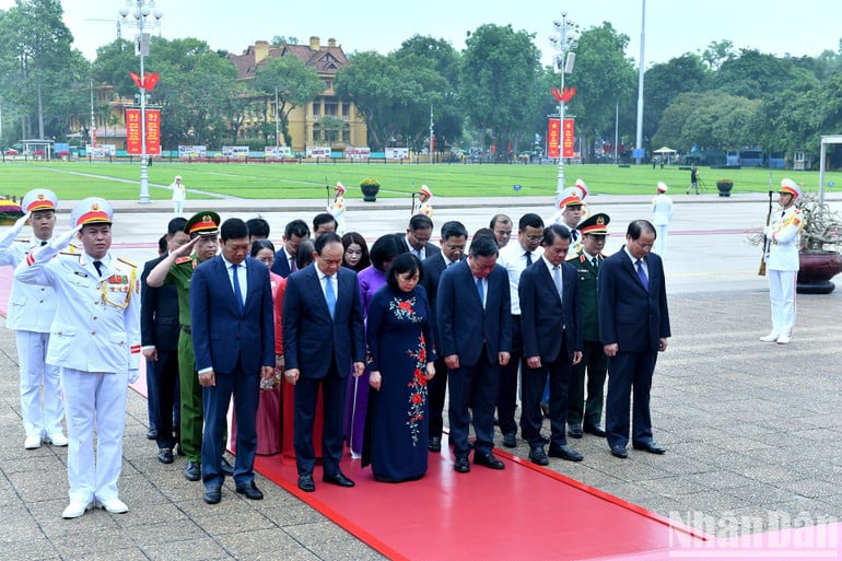 Đoàn đại biểu Thành ủy, Hội đồng nhân dân, Ủy ban nhân dân, Ủy ban Mặt trận Tổ quốc thành phố Hà Nội vào Lăng viếng Chủ tịch Hồ Chí Minh.