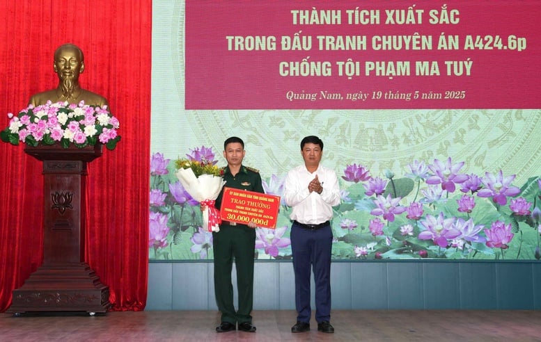 Bắt đối tượng vận chuyển 14,3 kg ma túy: Khen thưởng lực lượng phá án- Ảnh 3.
