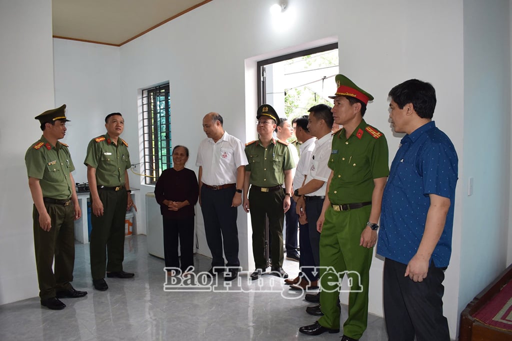 Khánh thành và bàn giao nhà ở tặng gia đình bà Nguyễn Thị Đọ ở xã Bắc Sơn (Ân Thi)