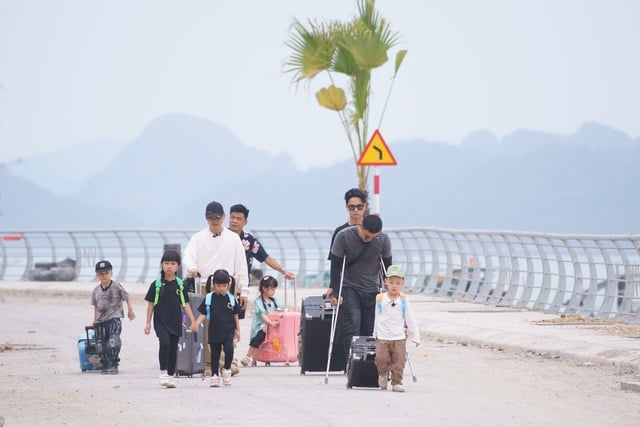 Phan Đinh Tùng, Trung Ruồi cùng các con lần đầu trải nghiệm cuộc sống ngoài đảo- Ảnh 1.