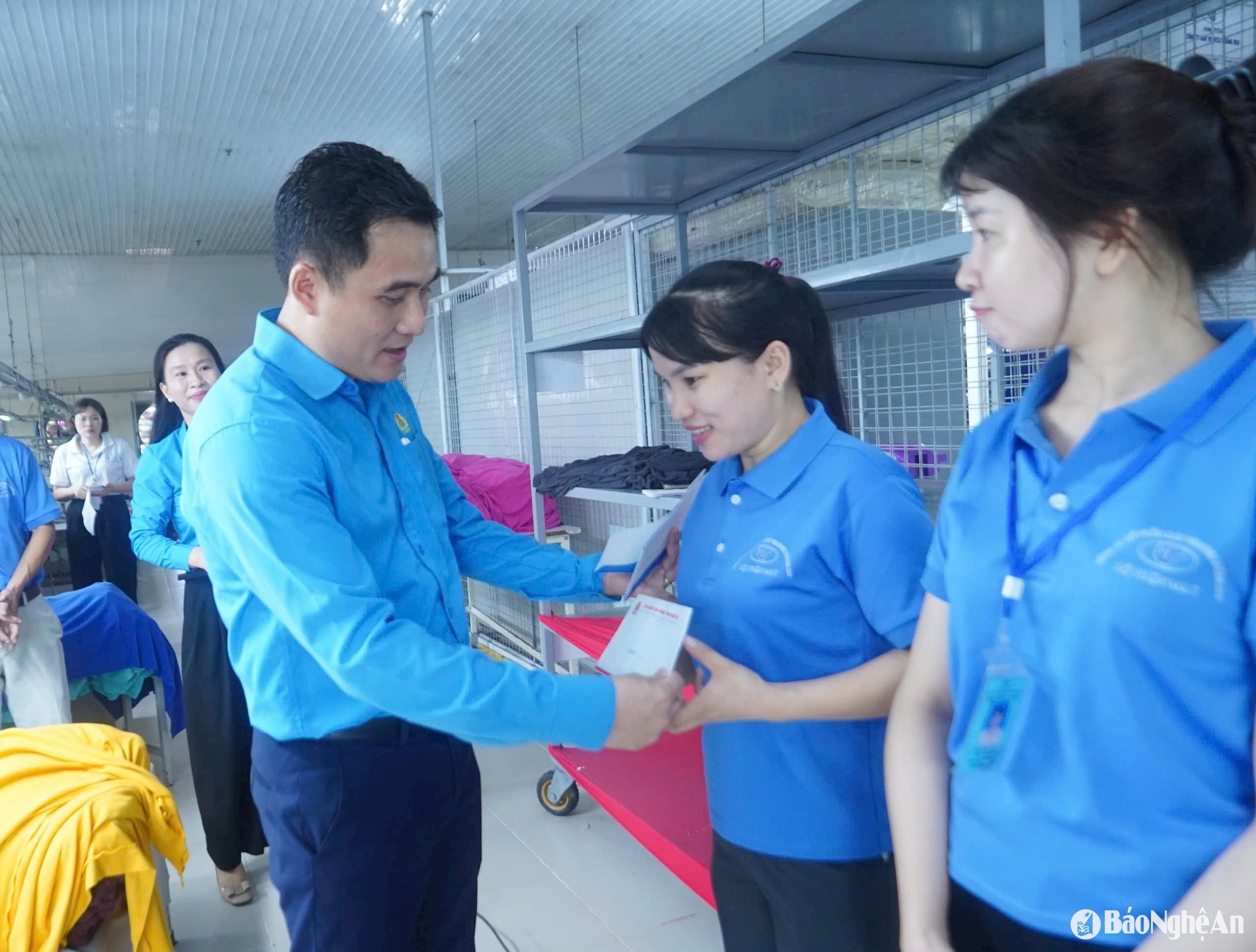 tặng quà cho công nhân chào cờ ngày 19.5 Tháng Công nhân 2025 Ảnh CSCC00013