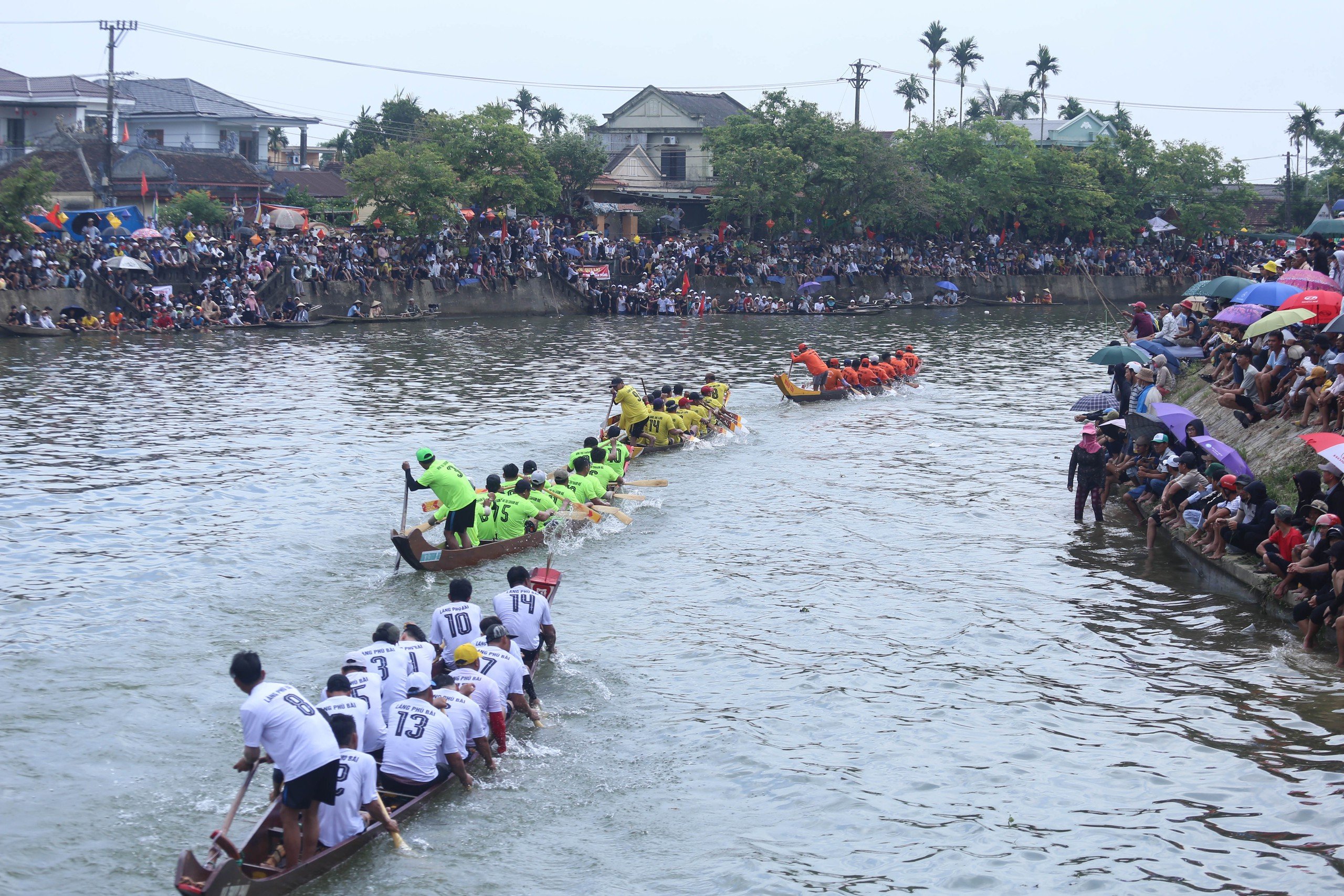 Sôi động giải đua ghe truyền thống tại ngôi làng Bác Hồ từng sống thời niên thiếu- Ảnh 1.