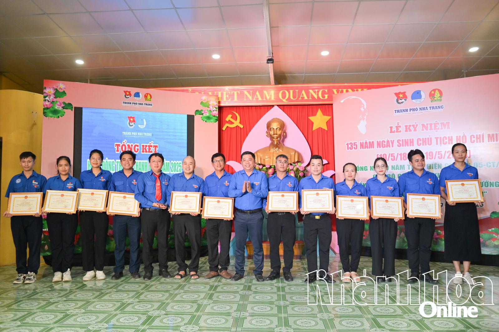 Trao giấy khen của UBND TP. Nha Trang cho các tập thể.