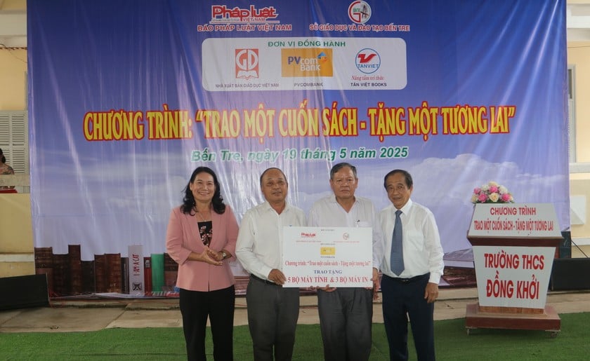 Chương trình trao tặng 5 bộ máy tính và 3 bộ máy in