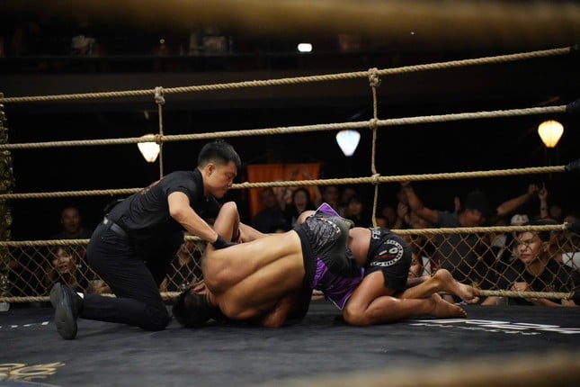 Học trò Johnny Trí Nguyễn đả bại ‘Kim Mao Sư Vương’ tại giải MMA chuyên nghiệp Thần võ Việt Nam ảnh 1