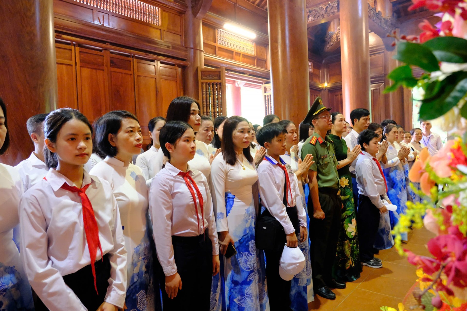 Đoàn Công an tỉnh Lâm Đồng dâng hương tưởng nhớ Bác nhân kỷ niệm 135 năm ngày sinh Chủ tịch Hồ Chí Minh
