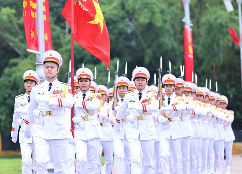 [Ảnh] Lễ chào cờ đặc biệt kỷ niệm 135 năm Ngày sinh Chủ tịch Hồ Chí Minh ảnh 4