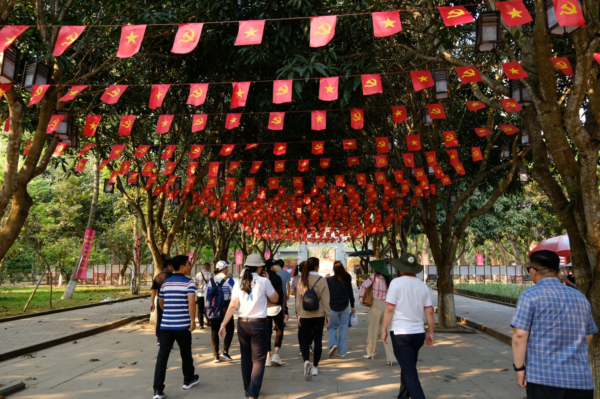 Người dân từ khắp mọi miền Tổ quốc về đây tưởng nhớ Lãnh tụ Hồ Chí Minh kính yêu của dân tộc Việt Nam