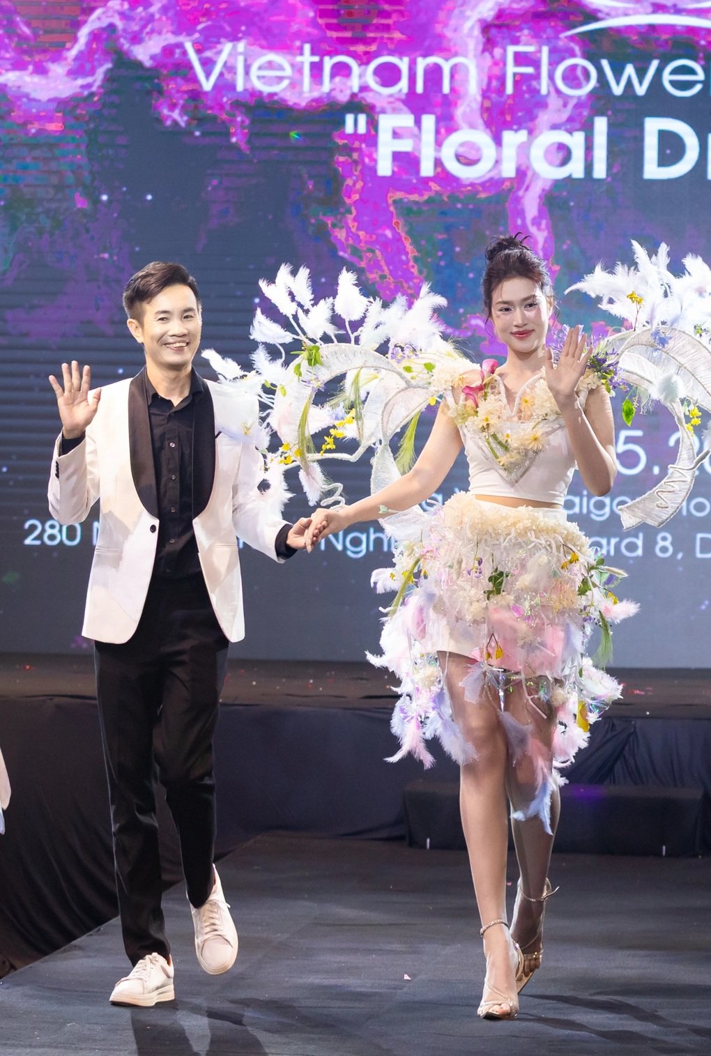 Hoa hậu Thiên Ân diện váy đính hoa, được khen khi trở lại sàn catwalk - 1