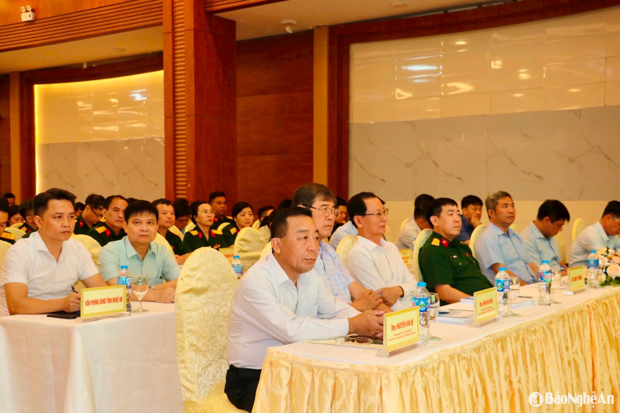  Các đồng chí lãnh đạo tham dự hội nghị. Ảnh- Phú hương