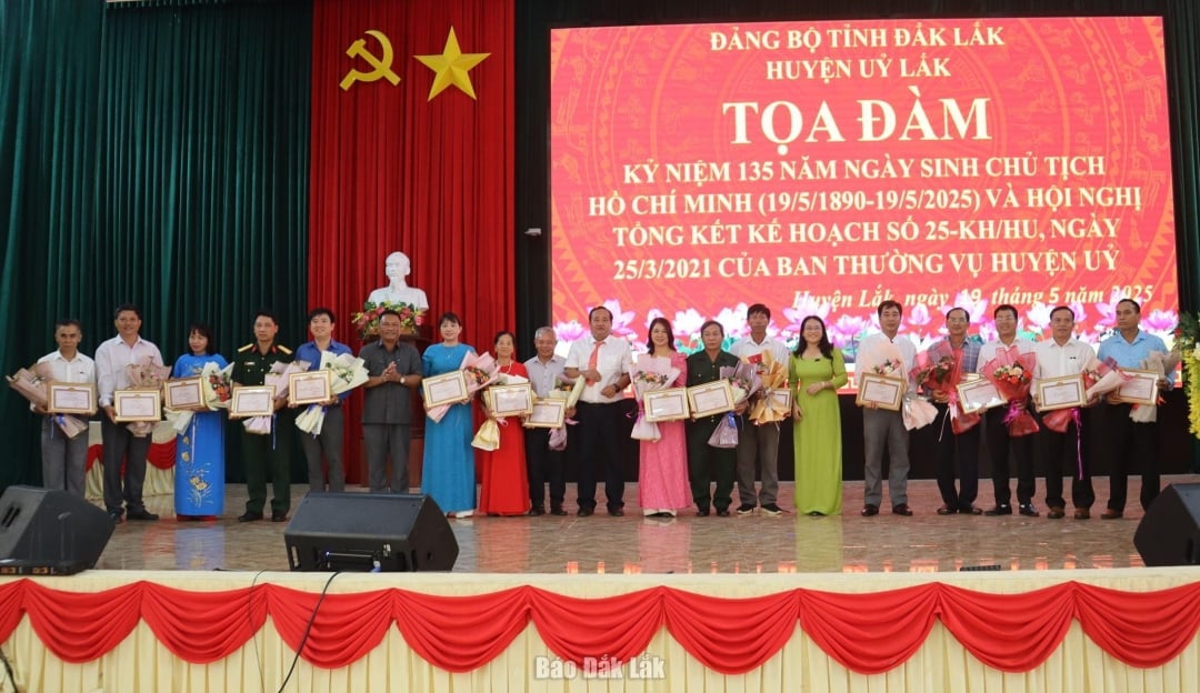 Lãnh đạo huyện Lắk tặng giấy khen cho các tập thể điển hình tiên tiến trong học tập và làm theo lời Bác giai đoạn 2021 - 2025.