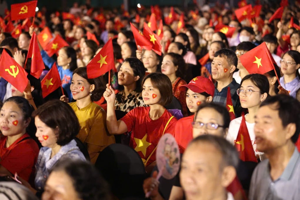 Hòa Minzy xúc động hát trong đêm nhạc Người là Hồ Chí Minh - 4