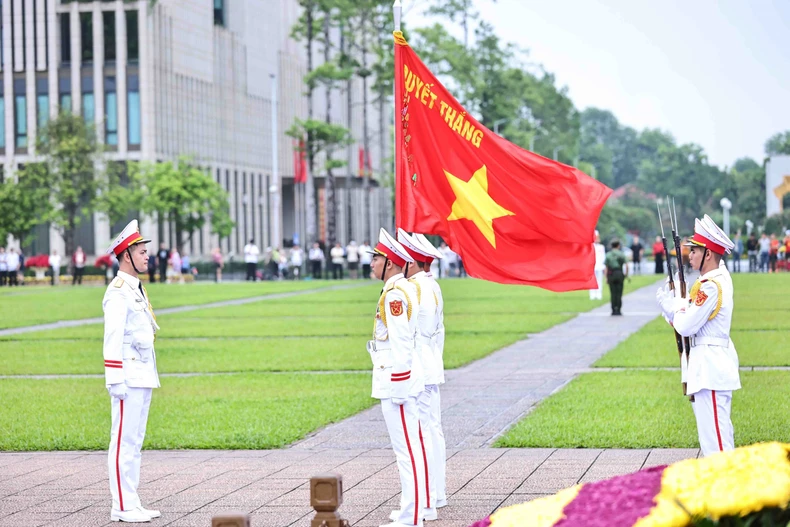 [Ảnh] Lễ chào cờ đặc biệt kỷ niệm 135 năm Ngày sinh Chủ tịch Hồ Chí Minh ảnh 6