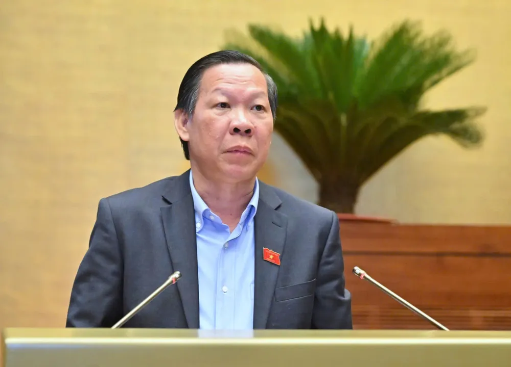 Chủ nhiệm Ủy ban Kinh tế và Tài chính của Quốc hội Phan Văn Mãi trình bày các báo cáo thẩm tra, sáng 19-5.jpg