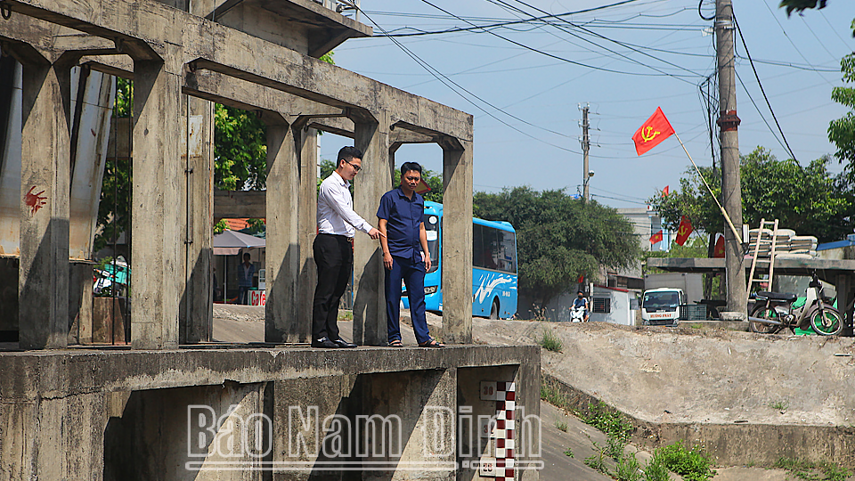 Cán bộ phòng Nông nghiệp và Môi trường huyện kiểm tra cống Cồn Nhất trước mùa mưa bão năm 2025.