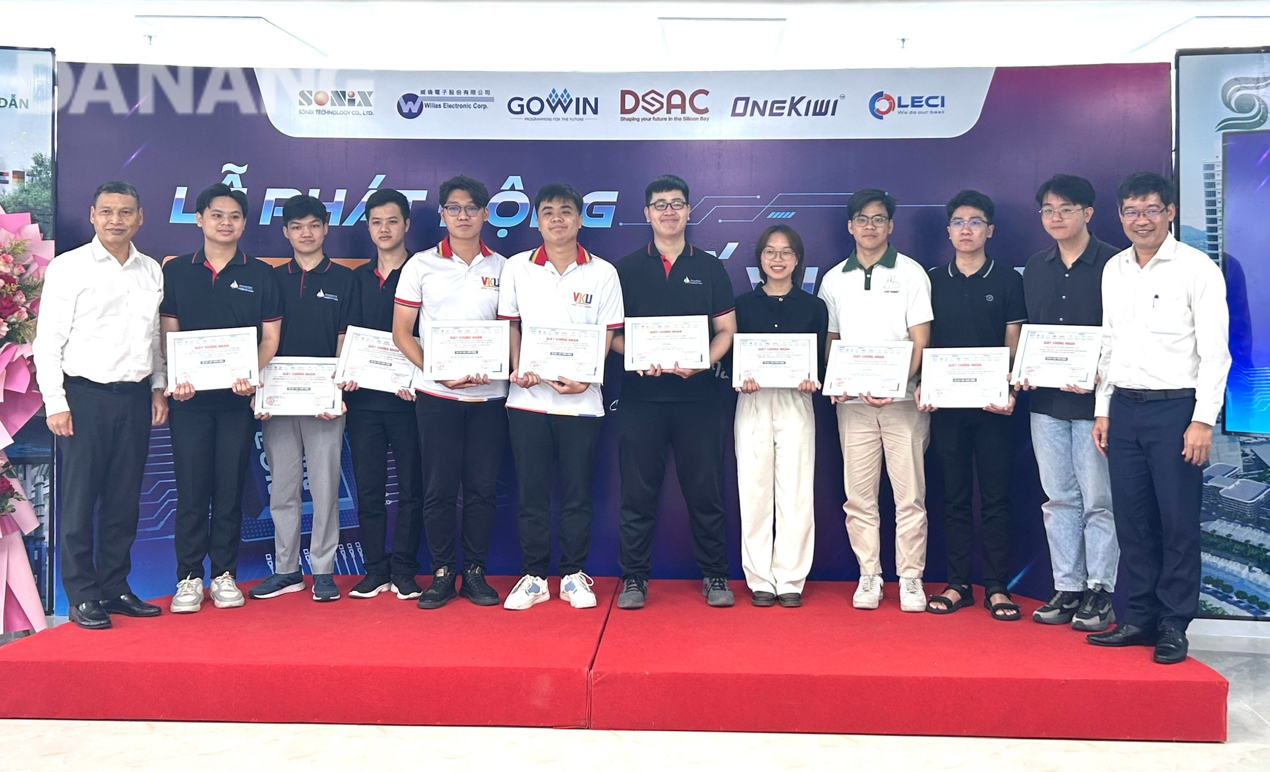 Phó Chủ tịch Thường trực UBND thành phố Hồ Kỳ Minh (đầu tiên, trái qua) chúc mừng các nhóm thí sinh đạt giải tại cuộc thi Thiết kế vi mạch cho đô thị thông minh lần 2 (năm 2024). Ảnh: M.QUẾ