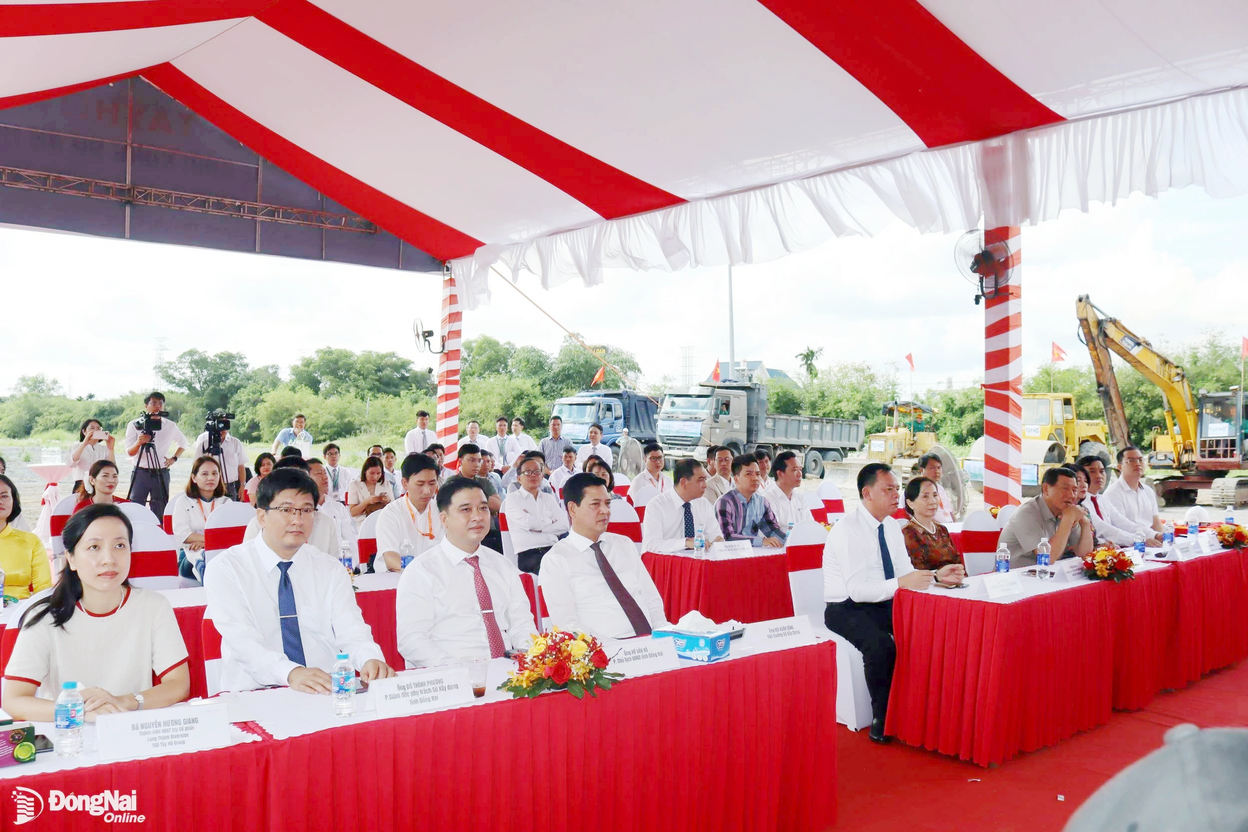 Đại biểu lãnh đạo Bộ Xây dựng, UBND tỉnh dự lễ khởi công. Ảnh: Hoàng Lộc