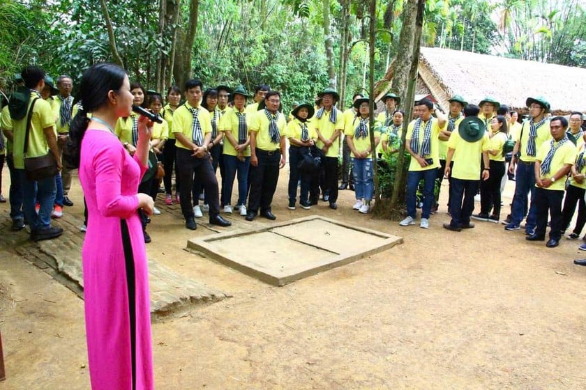 Chị Phan Thị Quý thuyết minh tại Khu di tích. Ảnh: NVCC