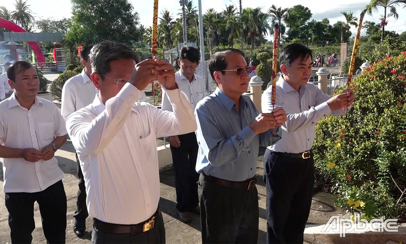 Leaders and delegates respectfully burned incense at the monument.