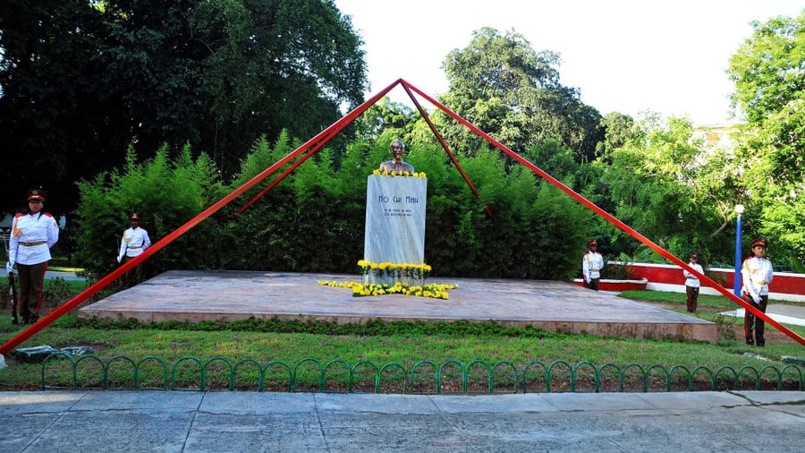Tượng đài Hồ Chí Minh tại Thủ đô Havana - Cuba, được hoàn thành vào dịp kỷ niệm 113 năm ngày sinh Chủ tịch Hồ Chí Minh - 19/5/2003. Tượng đài được đặt trong công viên Hòa bình (nay được đổi tên thành công viên Hồ Chí Minh). Ảnh: Vũ Hà.