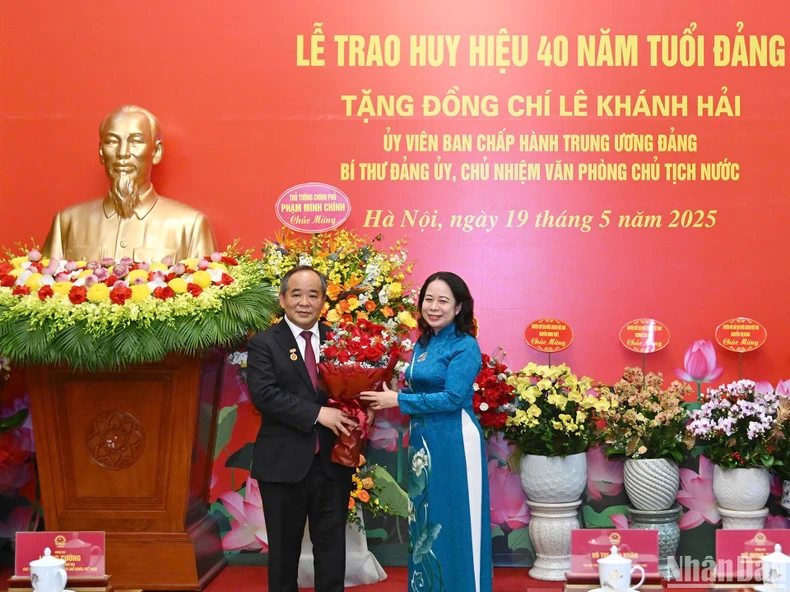 Chủ tịch nước Lương Cường dự lễ trao huy hiệu 40 năm tuổi Đảng cho đồng chí Lê Khánh Hải ảnh 3