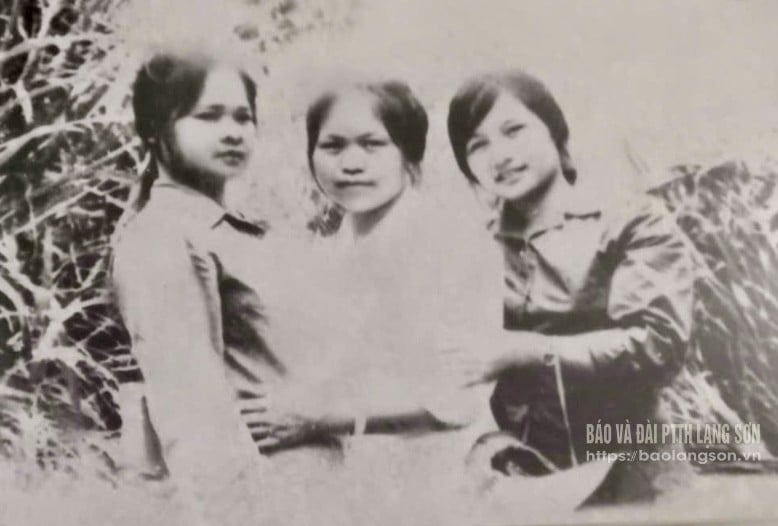 Mrs. Bui Thi Dinh (far right) takes a photo with her comrades in June 1976.