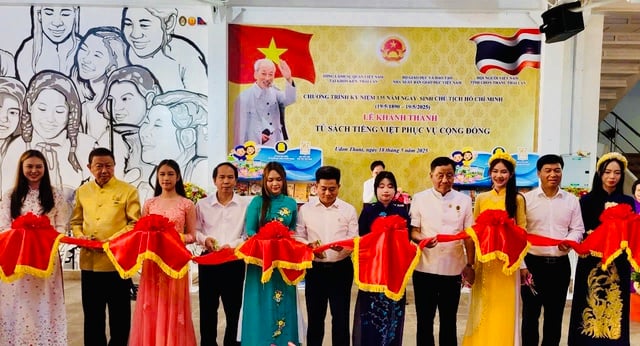 Nhà xuất bản Giáo dục Việt Nam tặng Tủ sách tiếng Việt tại Thái Lan  - Ảnh 1.