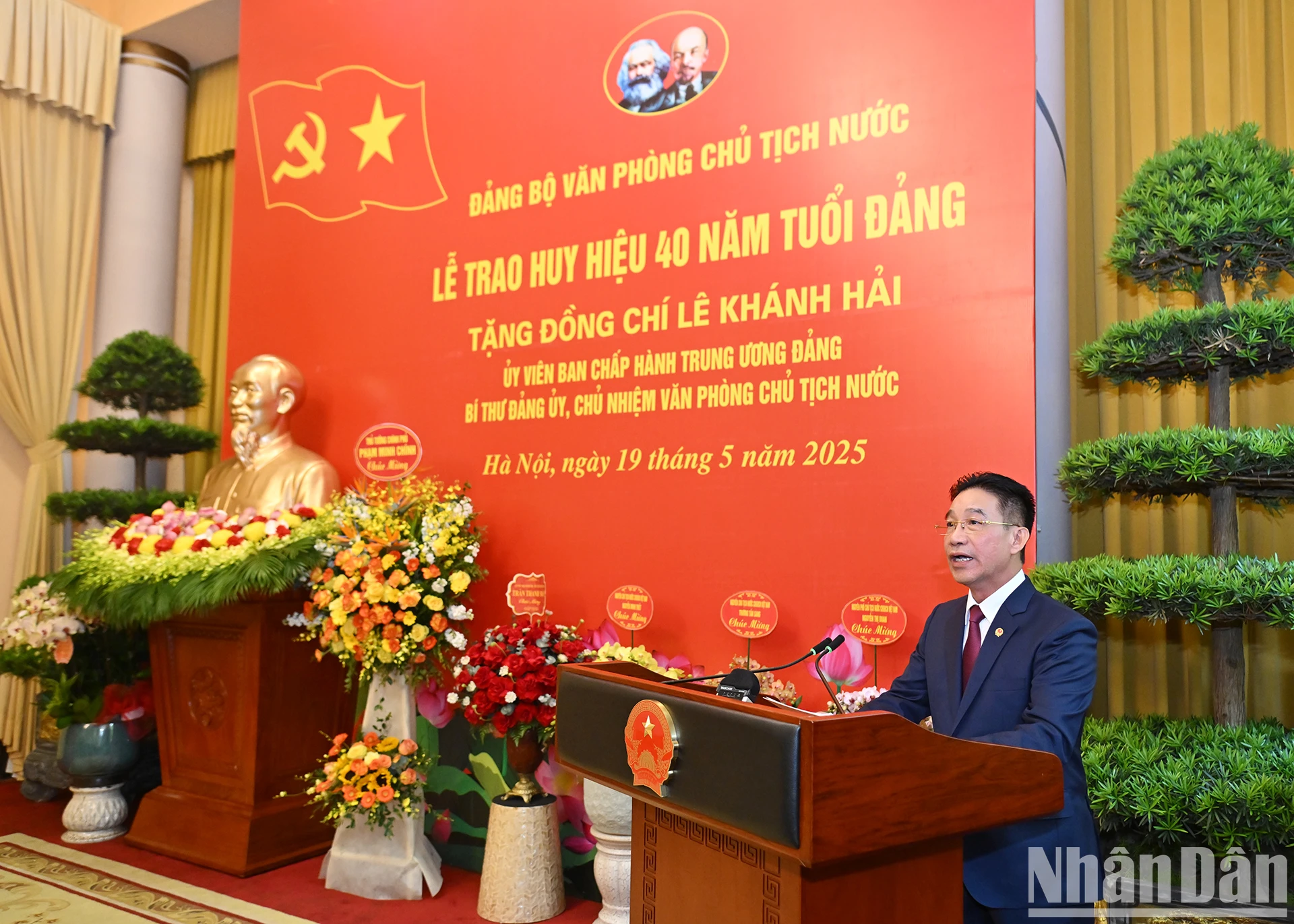 [Ảnh] Chủ tịch nước Lương Cường trao huy hiệu 40 năm tuổi Đảng tặng Chủ nhiệm Văn phòng Chủ tịch nước Lê Khánh Hải ảnh 3