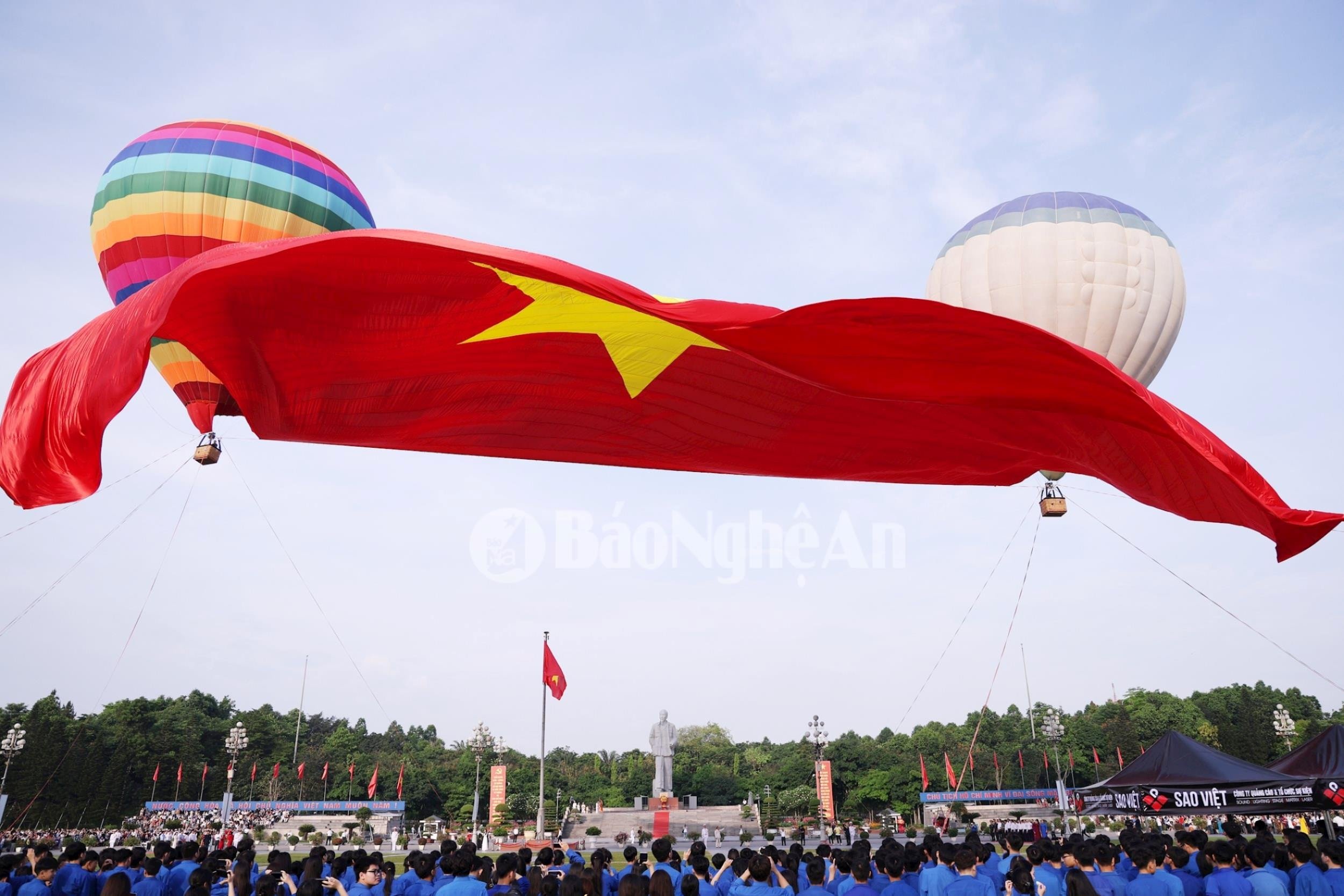 Khoảnh khắc được mong chờ nhất là 2 khinh khí cầu mang lá cờ Tổ quốc khổng lồ có diện tích 2.025m² bay lên bầu trời thành phố Vinh. Ảnh: Đức Anh