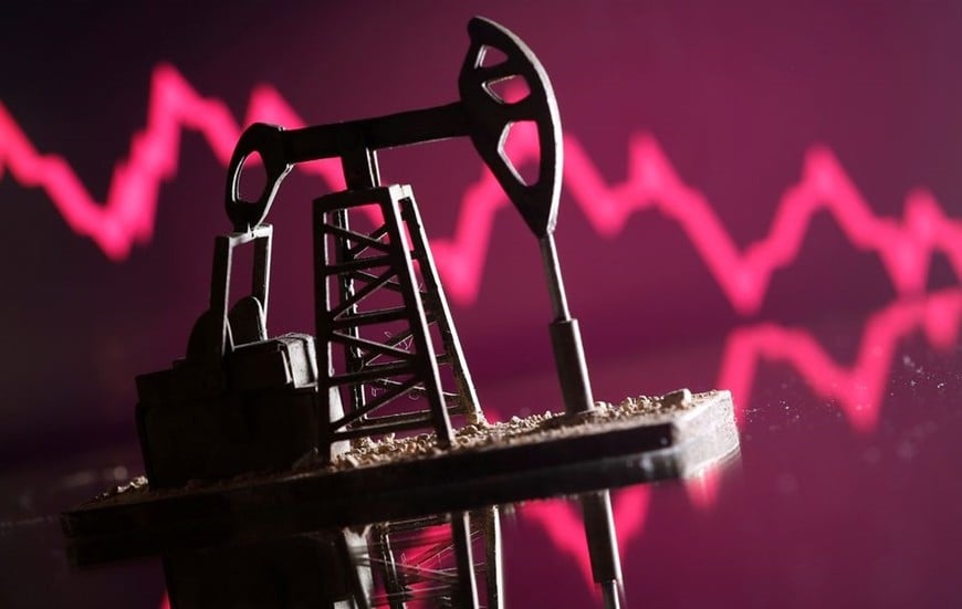  Giá dầu bất ngờ lao dốc đầu phiên giao dịch ngày 19-5. Ảnh minh họa: Reuters