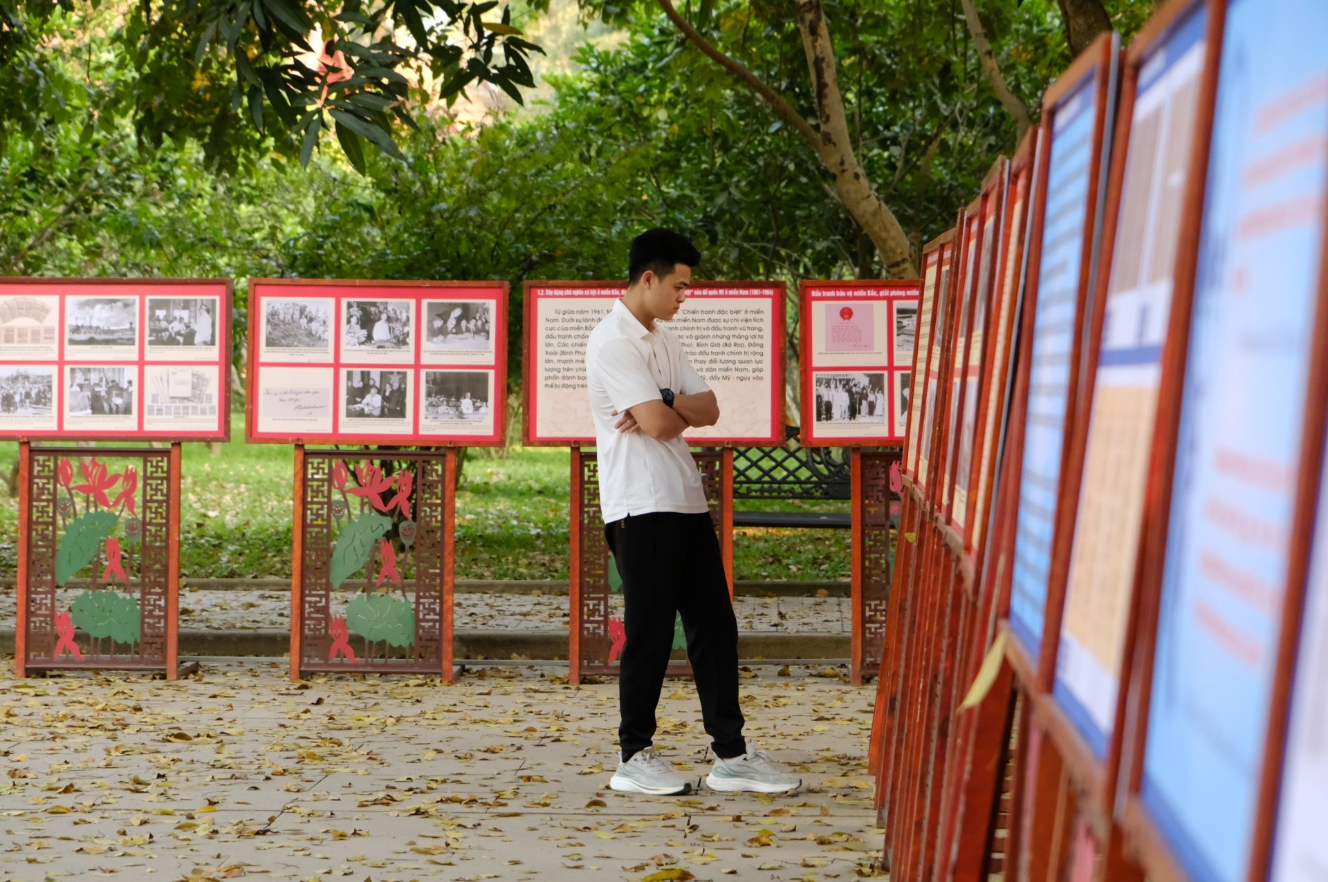 Tại đây đang trưng bày Chuyên đề 50 năm Ngày Giải phóng miền Nam, thống nhất đất nước 1975-2025 với 238 hình ảnh, tư liệu, khẩu hiệu được trưng bày.