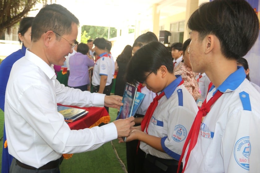 TS. Vũ Hoài Nam - Tổng Biên tập Báo Pháp luật Việt Nam trao tặng sách cho các em học sinh.