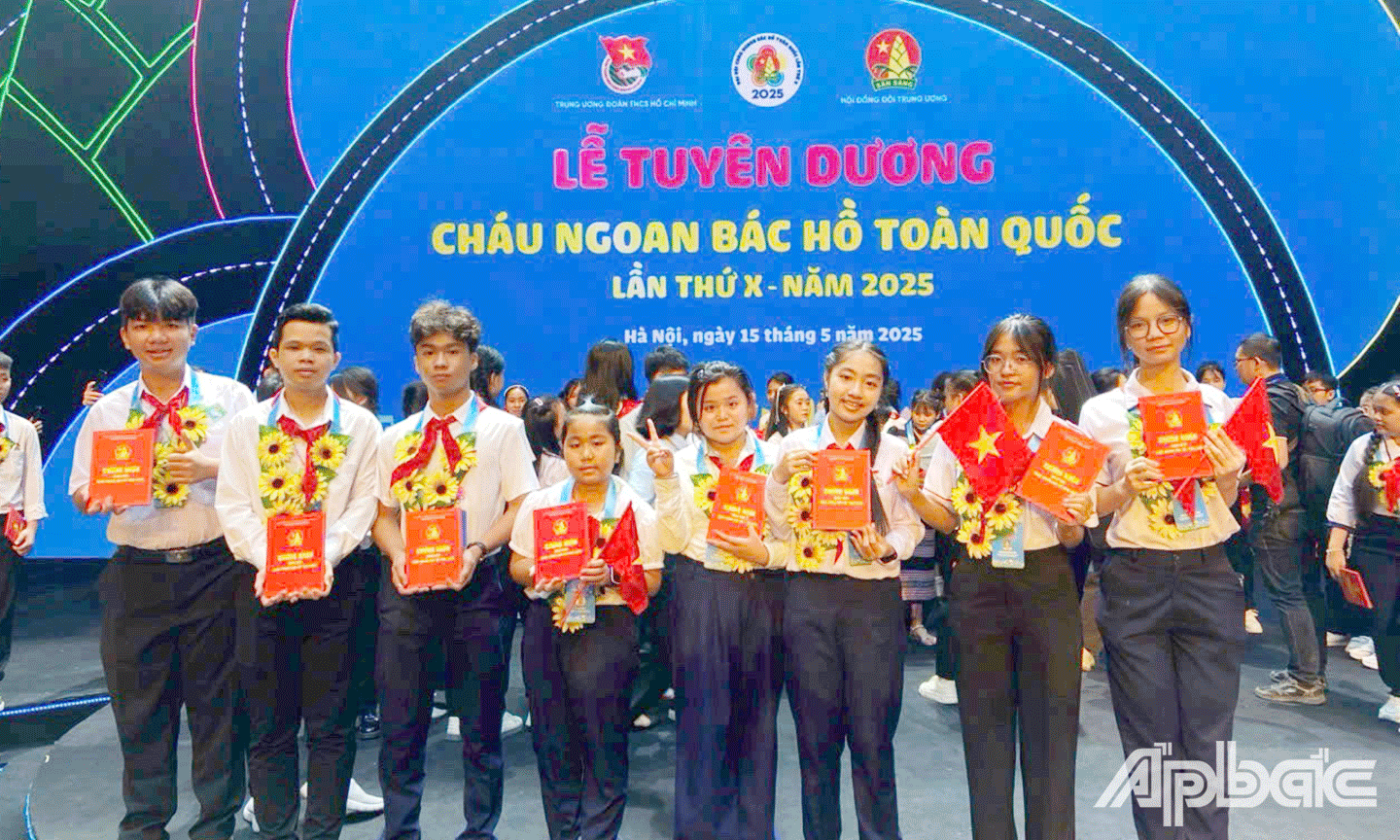 8 đại biểu đại diện cho đội viên, thiếu niên, nhi đồng toàn tỉnh tham dự Đại hội