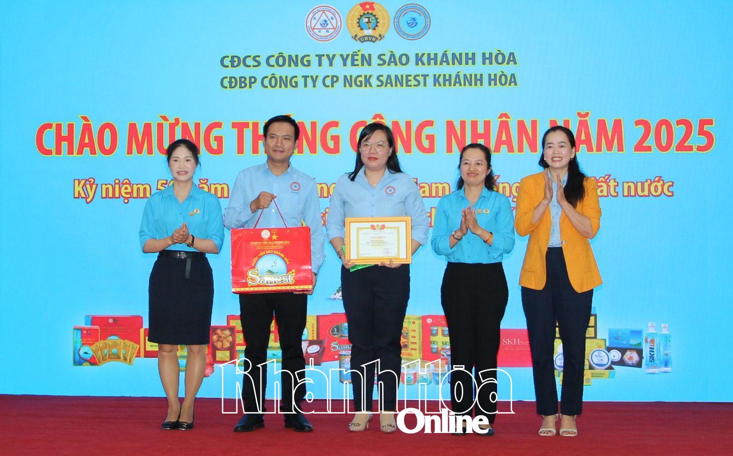តំណាងសហជីពនៃក្រុមហ៊ុនសាឡាងហ្គាណេស ណេស លីមីតធីត ដែលជាកម្មសិទ្ធិរបស់រដ្ឋ ខាញ់ហ័រ បានប្រគល់វិញ្ញាបនបត្រនៃគុណសម្បត្តិដល់សមូហភាពដ៏ល្អ។