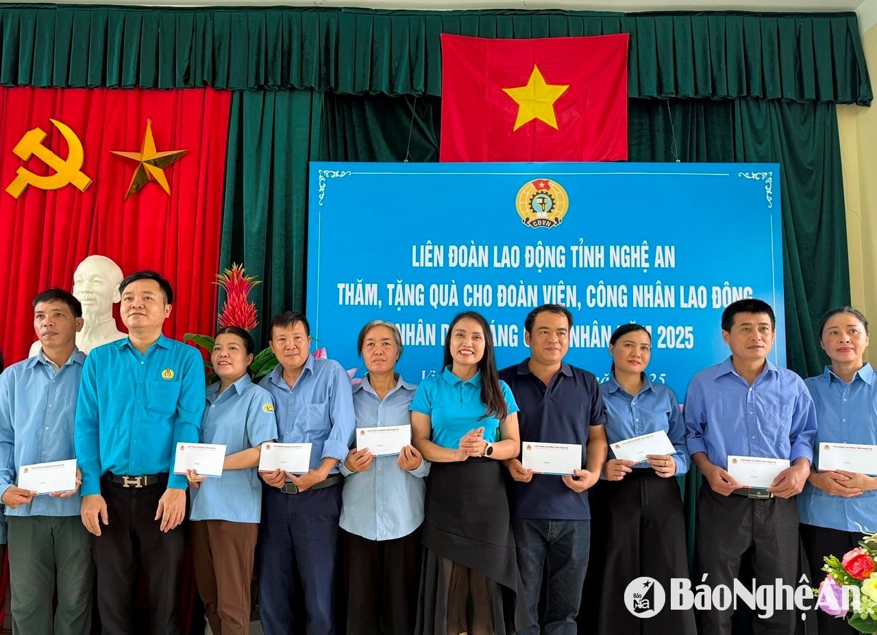 tặng quà cho công nhân chào cờ ngày 19.5 Tháng Công nhân 2025 Ảnh CSCC00004
