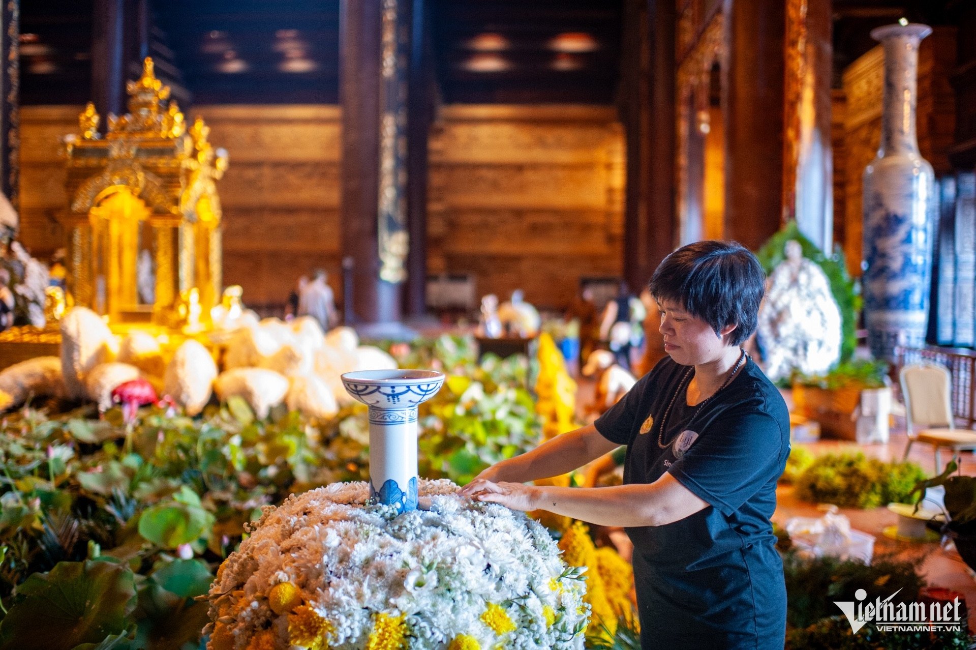 Gặp người thiết kế mô hình hoa sen 18 cánh ôm tháp xá lợi Đức Phật ở chùa Tam Chúc