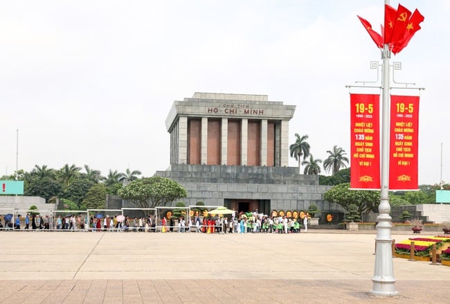 135 năm Ngày sinh Chủ tịch Hồ Chí Minh: đồng bào vào Lăng viếng Bác - Ảnh 1.
