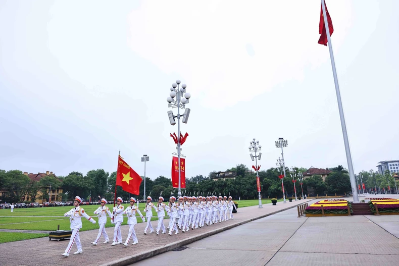 [Ảnh] Lễ chào cờ đặc biệt kỷ niệm 135 năm Ngày sinh Chủ tịch Hồ Chí Minh ảnh 2