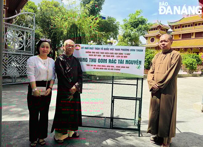 Ủy ban MTTQ Việt Nam phường Bình Thuận trao tặng lồng thu gom rác tài nguyên cho chùa Phổ Đà nhằm nâng cao ý thức phân loại rác tại nguồn. Ảnh: XUÂN HẬU
