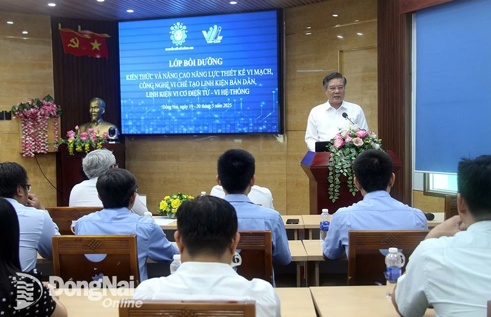 Phó chủ tịch UBND tỉnh Dương Minh Dũng phát biểu khai mạc lớp bồi dưỡng. Ảnh: Hải Quân