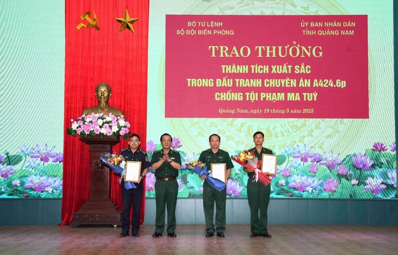 Bắt đối tượng vận chuyển 14,3 kg ma túy: Khen thưởng lực lượng phá án- Ảnh 1.